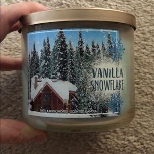 Vanilla snowflake bath and Bodyworks 3 wick candle